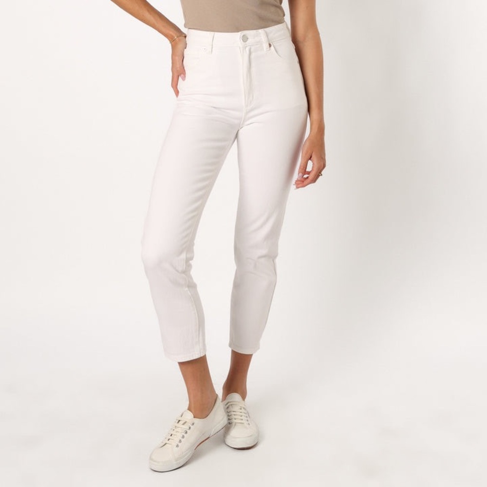 High rise, relaxed leg finishing at the ankle in a comfort stretch denim.